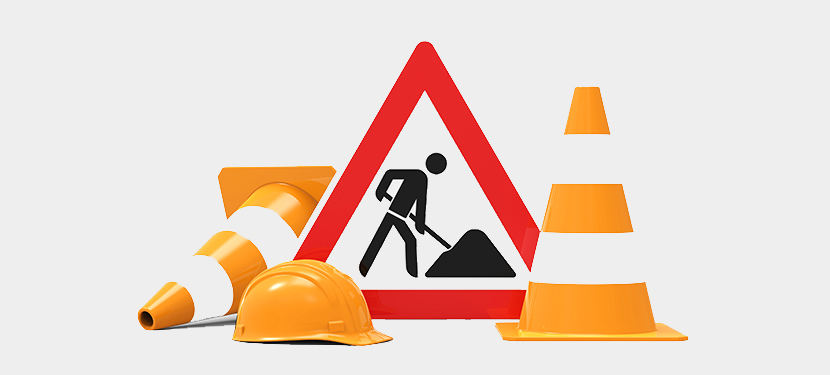 Baustelle, Baustellenschild mit Pylonen und Sicherheitshelm, isoliert auf weiß 3D Rendering